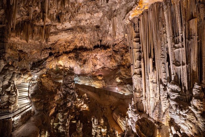 Archivo - La Cueva de Nerja (Málaga) ha alcanzado los 483.368 visitantes desde el 1 de enero al 31 de octubre de 2024, lo que supone 43.717 más que durante el mismo periodo de 2023.