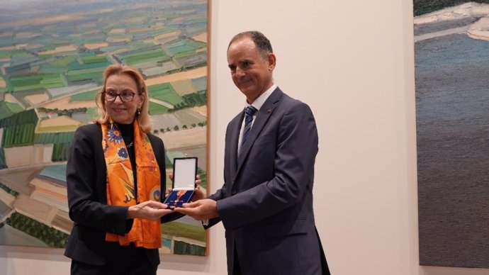 La Embajadora de la República Federal de Alemania, Maria Margarete Gosse, entrega la Cruz de Caballero de la Orden del Mérito de la República Federal de Alemania a Javier González Pareja, presidente de Bosch España y Portugal.