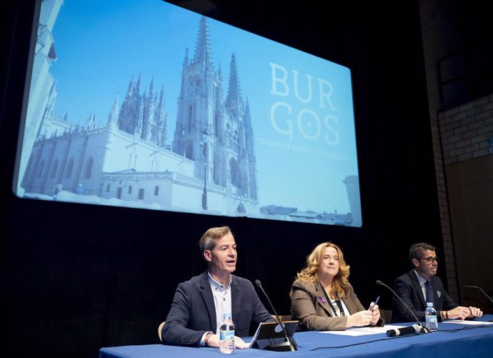 El Presidente De Proburgos, César Barriada; La Alcaldesa, Cristina Ayala; Y El Responsable De La Oficina De Congresos, Javier Peña.