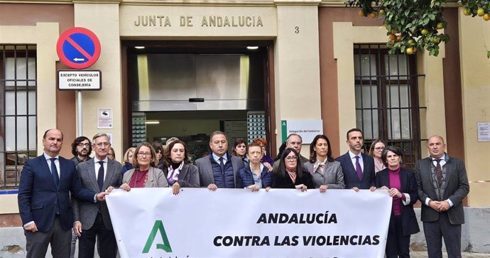 Imagen de Ricardo Sánchez, la directora del IAM y los delegados territoriales en el minuto de silencio