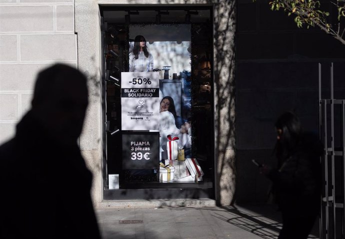 Archivo - Un escaparate avisa de los descuentos durante Black Friday, a 24 de noviembre de 2023, en Madrid (España). 