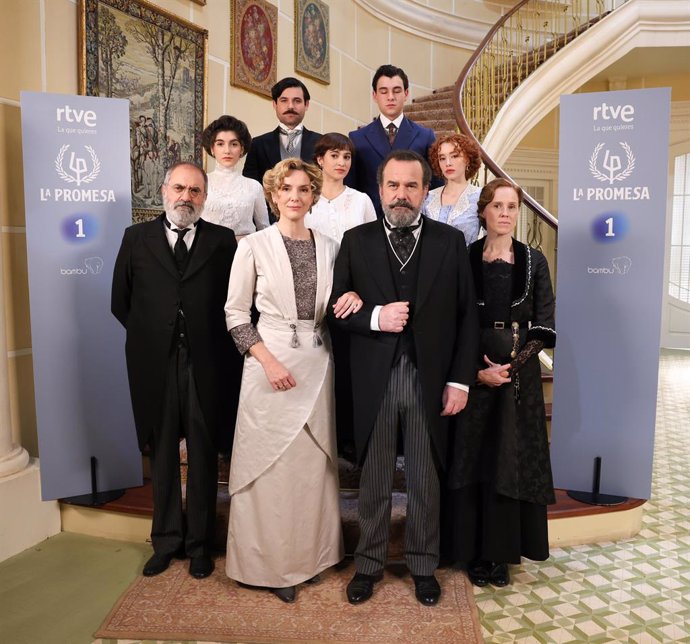 Archivo - Parte del elenco posa durante el evento exclusivo de presentación de ‘La Promesa’, la nueva serie de RTVE, a 10 de enero de 2023, en Madrid (España). ‘La Promesa’ es una coproducción entre RTVE y STUDIOCANAL en colaboración con Bambú Produccione