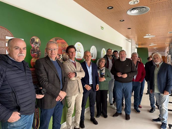 Martínez (centro), en la inauguración de la muestra 'La Belleza de los hongos' en el Jardín Micológico 'La Trufa', en la aldea de Zagrilla, en Priego de Córdoba.