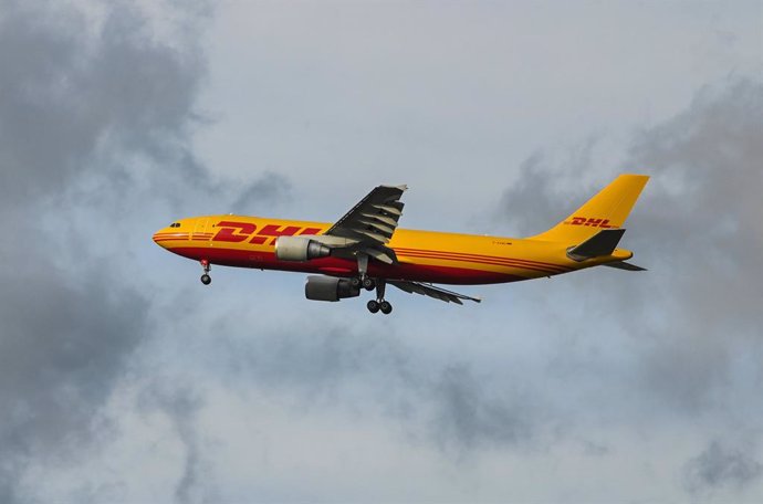 Archivo - FILED - 01 November 2022, Saxony, Leipzig: A DHL Air Freight aircraft approaching Leipzig/Halle Airport. An aircraft flying from Leipzig on behalf of the DHL logistics firm crashed into a residential building near the Vilnius airport, killing at