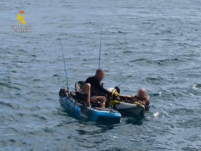 Rescatado un hombre en un kayak a la deriva con signos de hipotermia y sin chaleco salvavidas.