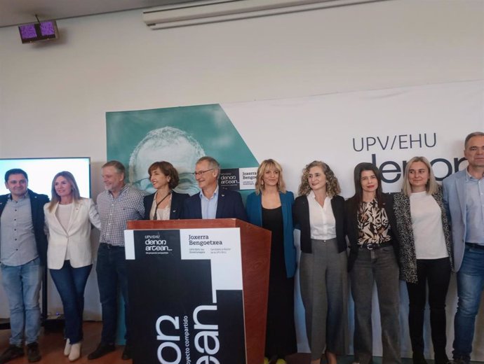 Joxerra Bengoetxea, junto a su equipo, en la presentación de su programa para rector de la UPV/EHU