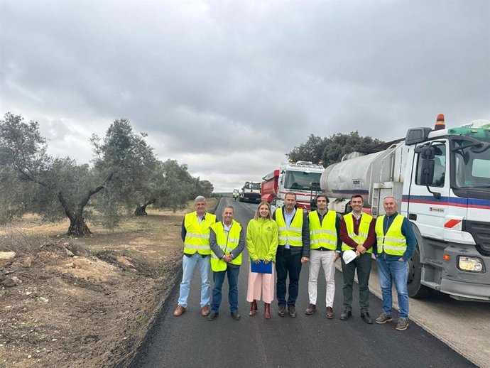 La diputada provincial de Fomento e Infraestructuras, Nieves Atencia, durante su visita a las tareas de asfaltado en la MA-6414 de acceso a Villanueva de Algaidas.