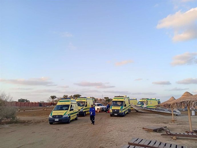 Ambulancias tras el hundimiento de un yate turístico frente a las costas de la ciudad de Marsa Alam, en Egipto (archivo)