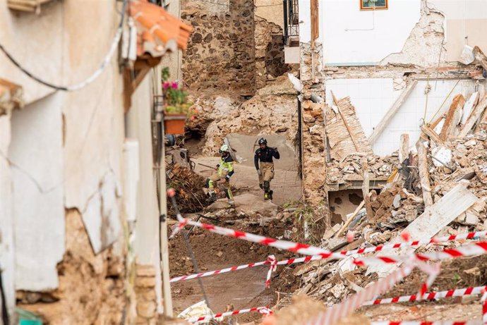 Tareas de reparación y limpieza tras el impacto de la DANA en Letur, durante la reunión para presentar el Plan Letur (2024-2028), a 4 de noviembre de 2024, en Letur, Albacete (España). Los representantes del gobierno de Castilla-La Mancha se han reunido p