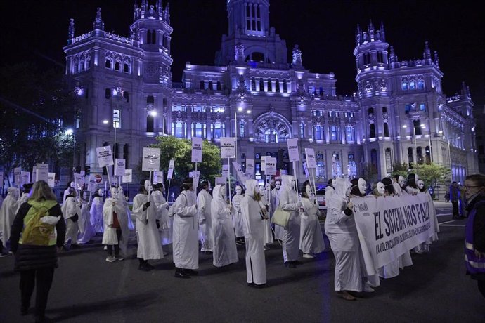 Decenas de personas durante la manifestación organizada por el Foro de Madrid Contra la Violencia a las Mujeres con motivo del 25N y bajo el lema 'Combatir el sexismo para erradicar la violencia contra las mujeres'