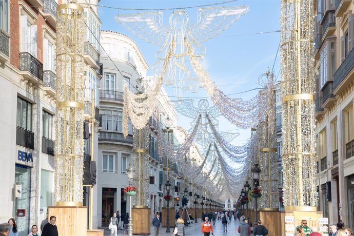 Montaje de las luces de Navidad en calle Larios