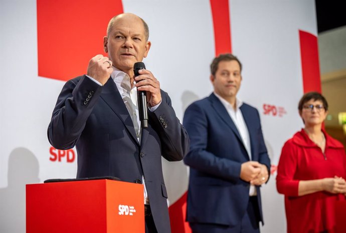 25 November 2024, Berlin: German Chancellor Olaf Scholz (L) speaks alongside SPD federal chairpersons Saskia Esken and Lars Klingbeil at a press conference in the Willy Brandt House. 