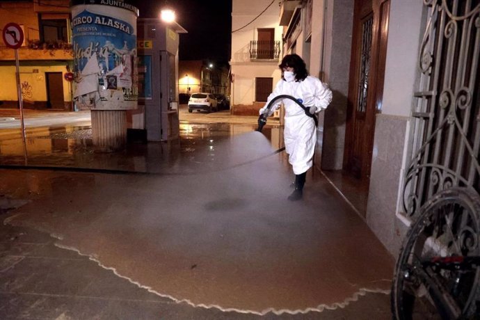 Imagen de archivo del trabajo preventivo de baldeo con desinfectante en Castellar-l'Oliveral