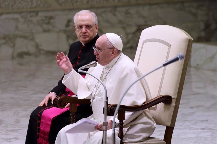 Archivo - 12 January 2022, Vatican, Vatican City: Pope Francis (R) speaks during his weekly General Audience in the Paul VI Audience Hall. Photo: Evandro Inetti/ZUMA Press Wire/dpa