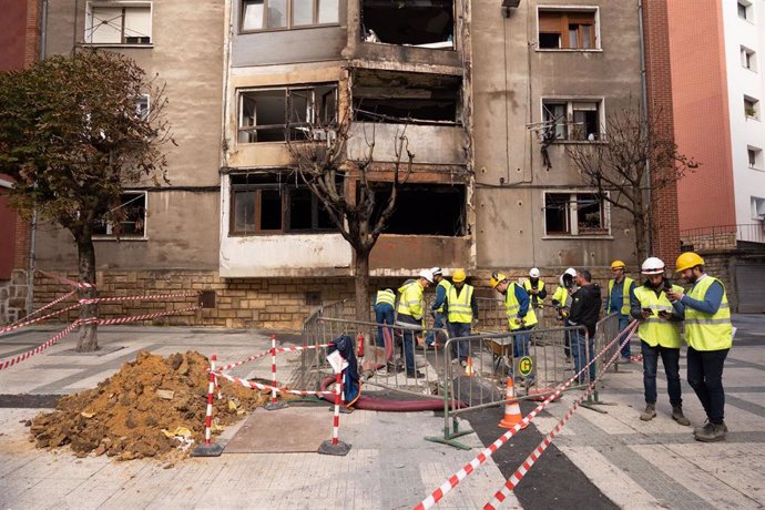 Operarios trabajan en el edificio afectado por el incendio, a 19 de noviembre de 2024, en Barakaldo, Vizcaya, País Vasco (España).