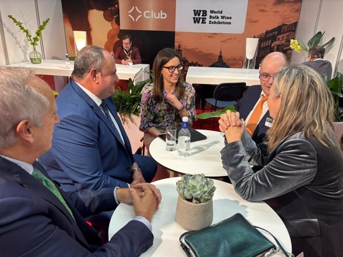 El consejero de Agricultura, Ganadería y Desarrollo Rural, Julián Martínez Lizán, en la Word Bulk Wine Exhibition.