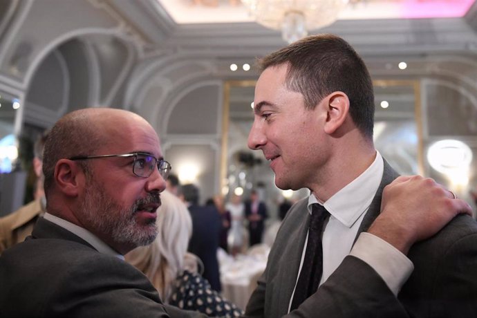 Archivo - El delegado del Gobierno en la Comunidad de Madrid, Francisco Martín (i) y el portavoz del PSOE en la Asamblea de Madrid, Juan Lobato (d), durante un desayuno informativo organizado por Nueva Economía Forum, en el Hotel Mandarin Oriental Ritz de