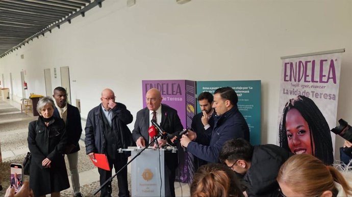 El alcalde, Jesús Julio Carnero, participa en la inauguración de la exposición 'La vida de Teresa' en el Claustro de San Benito