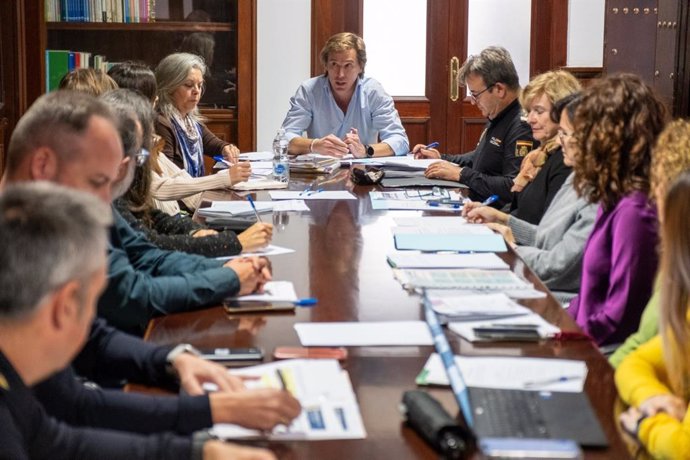 El teniente de alcalde del Área de Desarrollo Social del Ayuntamiento de Cádiz, Pablo Otero, en una reunión del Consejo Local de Absentismo Escolar