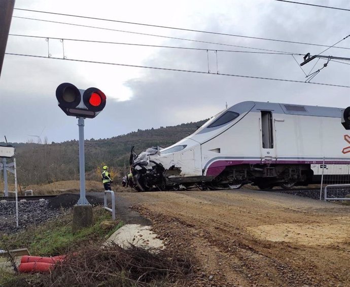 Colisión entre un turismo y un tren en un paso a nivel en Husillos (Palencia).