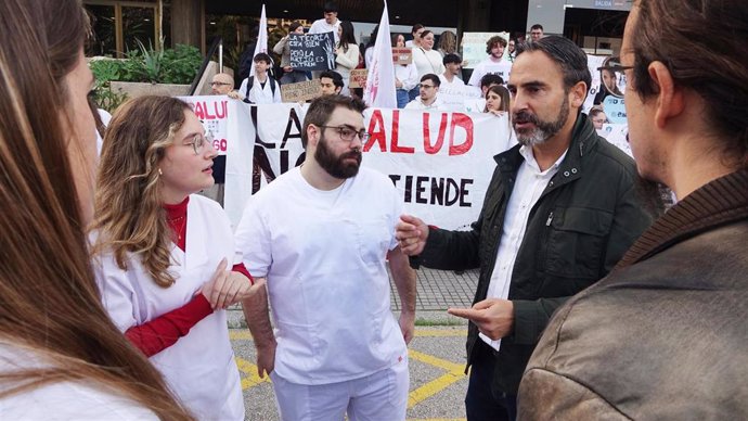 El secretario general del PSOE de Málaga y portavoz socialista en la capital, Daniel Pérez, ha participado en la concentración contra los recortes de alumnos de tres centros educativos públicos de la ciudad: IES Litoral, Victoria Kent y Santa Bárbara.