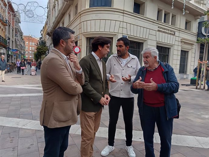 El portavoz del PSOE de Huelva y parlamentario andaluz, Enrique Gaviño, junto a otros miembros del PSOE.