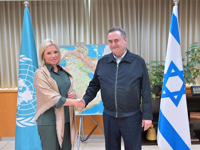 El ministro de Defensa israelí, Israel Katz, recibe a la enviada de la ONU para Líbano, Jeanine Hennis-Plasschaert