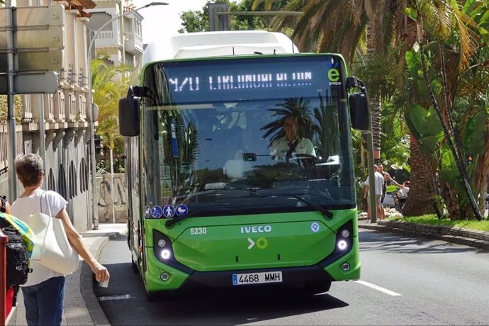 Guagua de Titsa circulando por la Rambla de Santa Cruz