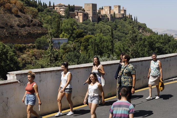 Archivo - Turistas por las calles de Granada, en imagen de archivo