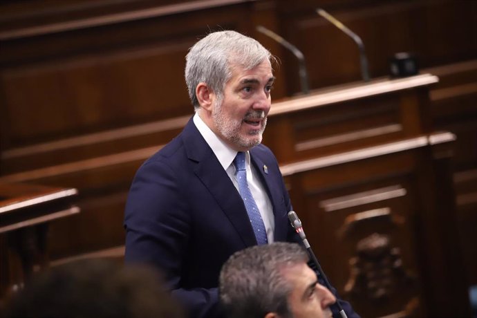 Archivo - El presidente de Canarias, Fernando Clavijo, responde a las preguntas de los grupos parlamentarios en el Pleno del Parlamento