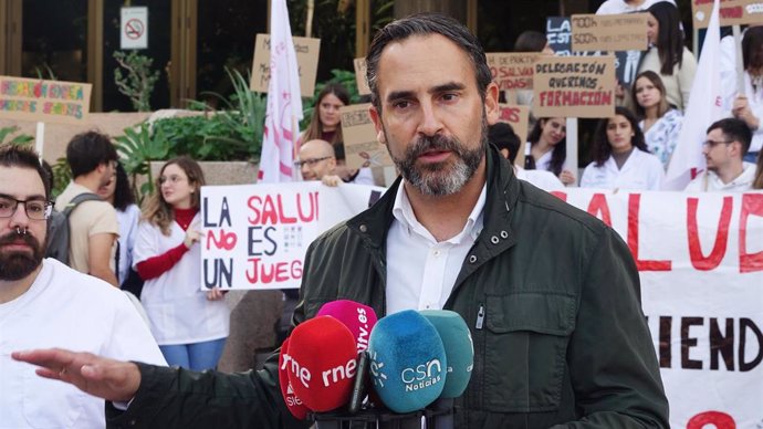 El secretario general del PSOE de Málaga y portavoz socialista en la capital, Daniel Pérez, atiende a los medios