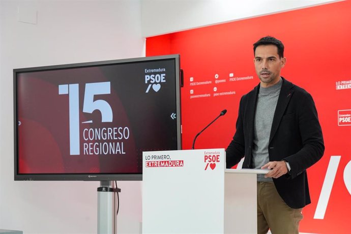 El secretario de Organización del PSOE de Extremadura, Manuel Borrego, en rueda de prensa