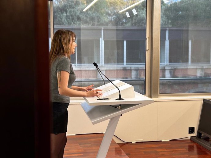 La diputada de la CUP Laure Vega en una rueda de prensa en el Parlament