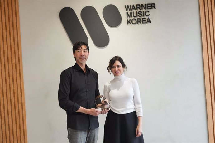 La presidenta de la Comunidad de Madrid, Isabel Díaz Ayuso, visita en Seúl (Corea del Sur), las oficinas de Warner Music Corea.