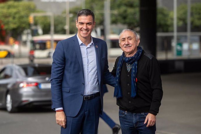 El presidente del Gobierno, Pedro Sánchez (i), y el secretario general de UGT, Pepe Álvarez (d)