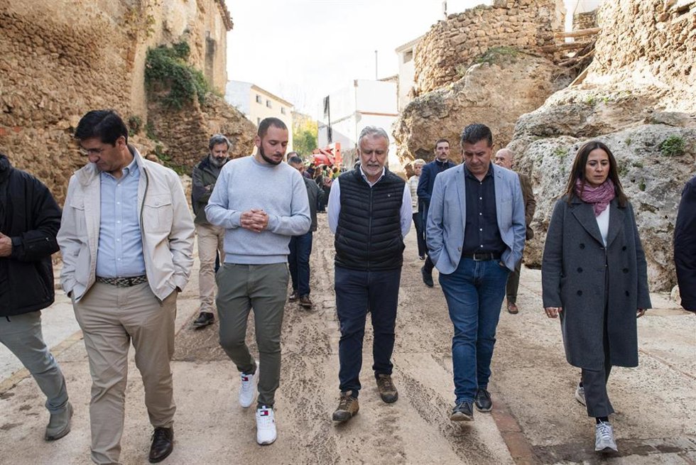 El ministro de Política Territorial y Memoria Democrática, Ángel Víctor Torres, visita Letur acompañado del alcalde, Sergio Marín; el vicepresidente segundo, José Manuel Caballero, y el presidente de la Diputación, Santiago Cabañero.