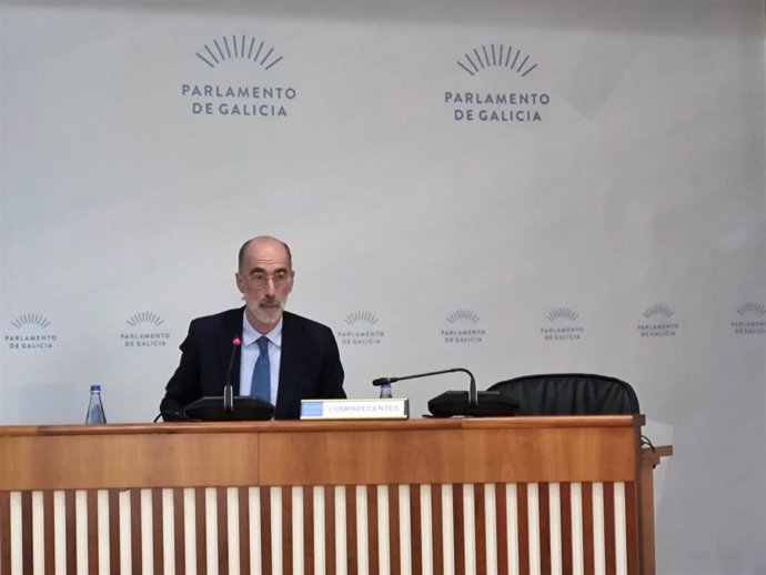 El exconselleiro de Sanidade y alcalde de Baiona (Pontevedra), Jesús Vázquez Almuiña, comparece en la comisión de investigación de contratos de la Xunta en el Parlamento de Galicia.