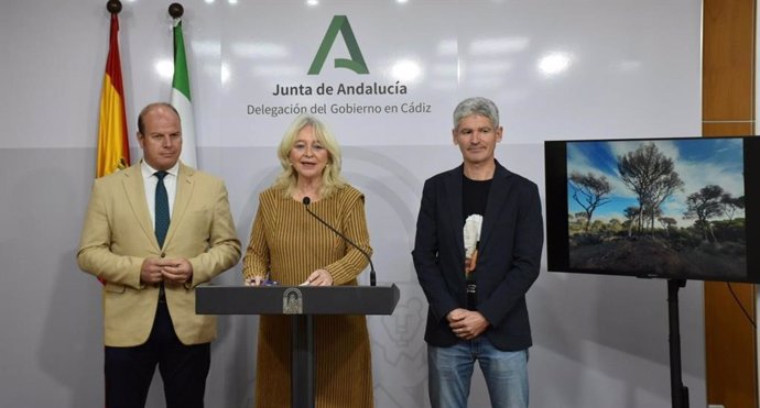 Mercedes Colombo presentando el proyecto de tratamientos selvícolas de mejora en los montes públicos del litoral.