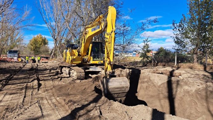 La CHG continúa las actuaciones urgentes en cauces de Granada con trabajos en el río Guadix, en Benalúa.