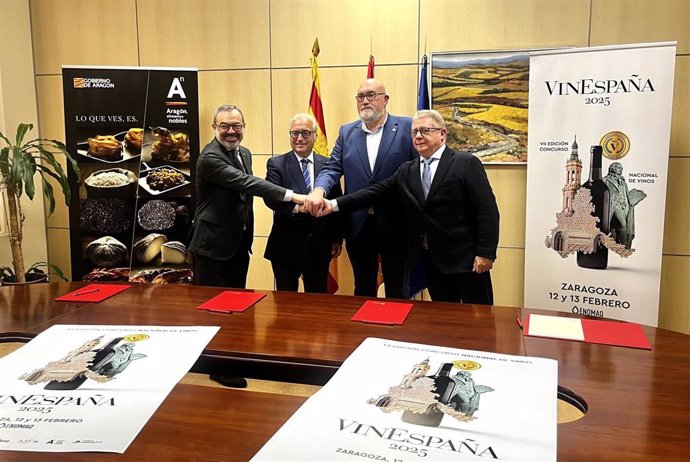 Firma del convenio para la celebración de VinEspaña en ENOMAQ 2025, en el Departamento de Agricultura.