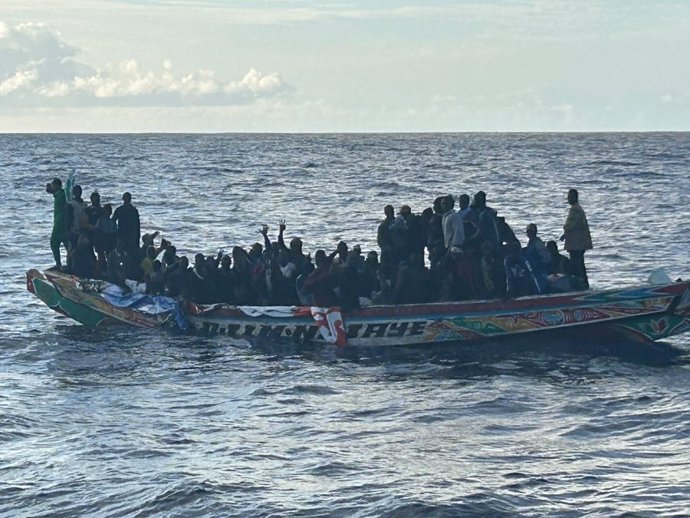 Cayuco avistado por velero y rescatado por Salvamento Marítimo en aguas próximas a El Hierro