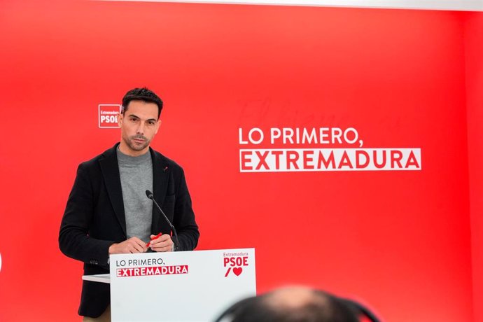 El secretario de Organización del PSOE de Extremadura, Manuel Borrego, en rueda de prensa