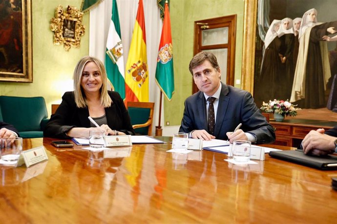 La alcaldesa de Granada, Marifrán Carazo, y el  director territorial de Empresas y Administraciones Públicas de Orange en Andalucía (Grupo MasOrange), Héctor Cansino.