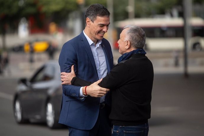 El presidente del Gobierno, Pedro Sánchez (i), y el secretario general de UGT, Pepe Álvarez (d)