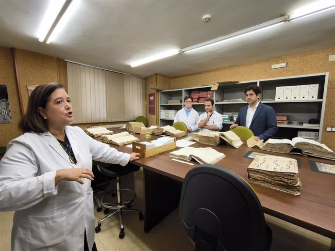 El director general de Cultura, Roberto Iturriaga, acompañado por la directora de la entidad, visita el Archivo Histórico Provincial junto a los dos nuevos becarios de este servicio, Samuel González y Aldara Cillero