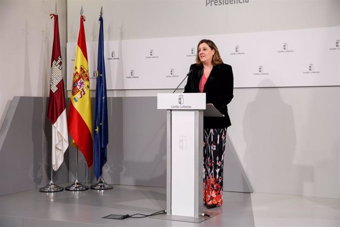 La consejera de Economía, Empresas y Empleo, Patricia Franco, en rueda de prensa en el Palacio de Fuensalida.