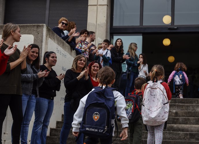 Alumnos de Massanassa reanudan las clases en la Escuela de Magisterio de Valencia