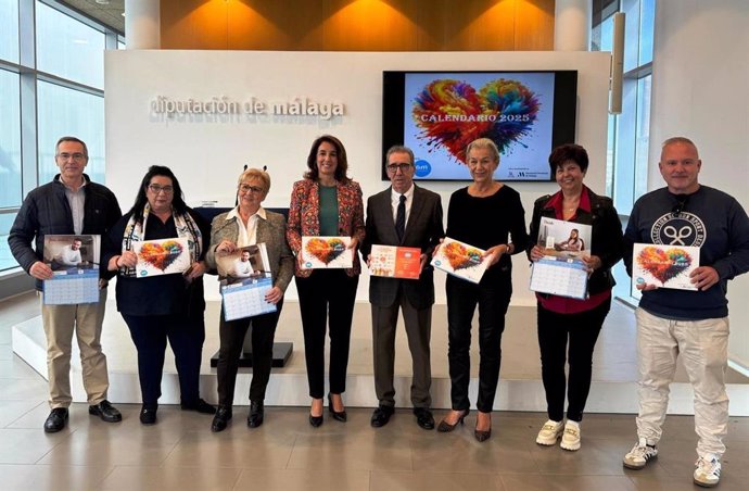 Las vicepresidentas Antonia Ledesma y María Francisca Caracuel, junto a José Reyes, presidente de la Asociación Autismo Málaga, y familias y profesionales de la entidad, en la presentación del calendario 2025.