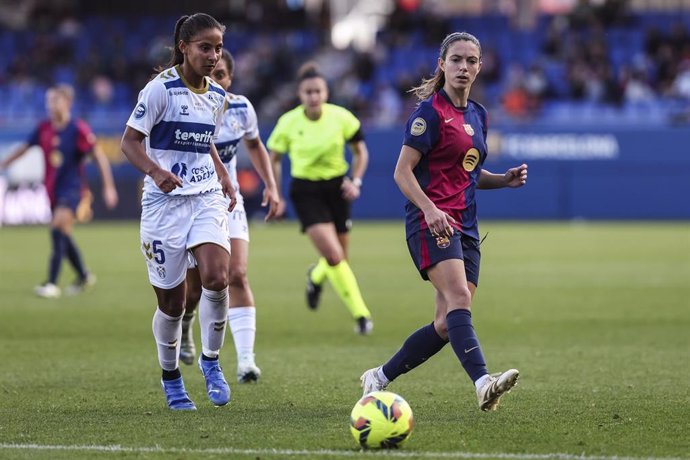 Aitana Bonmatí junto a Yerliane Moreno durante el FC Barcelona-Costa Adeje Tenerife de la Liga F 2024-2025