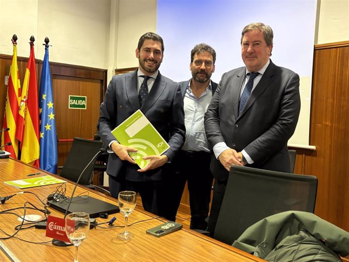 El portavoz de VOX en las Cortes de Aragón, Alejandro Nolasco; el diputado Juan Vidal; y el vicepresidente de la comarca de La Hoya de Huesca, Carlos Bermejo, en la presentación del Proyecto Fénix.